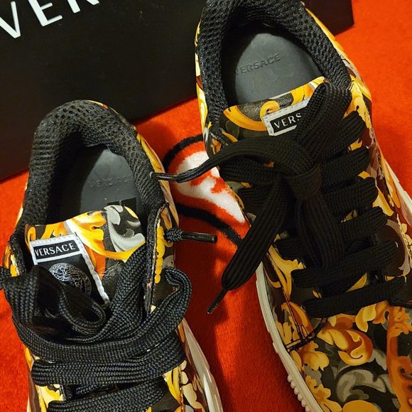 Versace - Picture 6 of 10